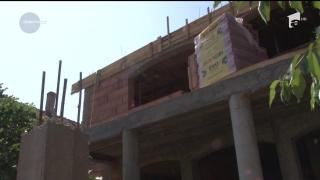 La un pas de moarte! S-a dus să ajute un prieten să ridice o casă şi a căzut de pe acoperiş! A fost inconştient minute bune