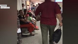 Aglomerație mare la Direcția pentru Pașapoarte. Părinții, obligaţi să-şi ţină pruncii în căldură, pe culoare înguste