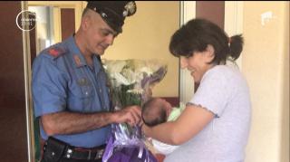 SCENĂ DE FILM! O româncă A NĂSCUT ÎN STRADĂ, la Roma, iar un poliţist A FOST MOAŞĂ!