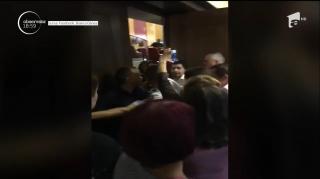 Scandal la Primăria Capitalei! Trei poliţişti au fost răniţi, după mai mulți oameni au forțat intrarea în sala de ședințe
