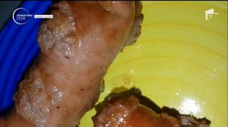 Caz halucinant la Botoșani! Un client ar fi găsit viermi în cârnații proaspăt cumpăraţi. Protecţia Consumatorului are altă variantă