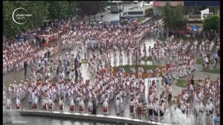 Călușarii sunt în Cartea Recordurilor! Peste o mie de dansatori de toate vârstele au jucat pe străzile din Slatina