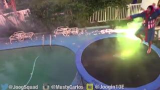 Cascadorie PERICULOASĂ! Un bărbat A LUAT FOC în timp ce se "lupta" cu artificii (VIDEO)