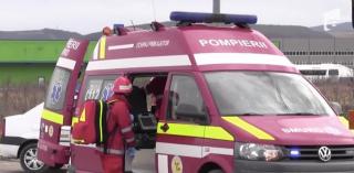 HALUCINANT! Un bărbat a chemat Salvarea, în Băile Olăneşti, apoi a atacat cu TOPORUL şoferul şi asistenta de pe ambulanţă