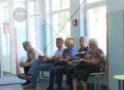 La coadă, pentru sănătate! Zeci de oameni stau la rând pentru analize gratuite, în fiecare lună. Banii nu ajung pentru toţi pacienţii