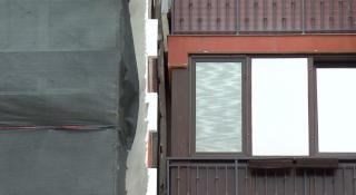 Situaţie incredibilă în Capitală! Un bloc a fost construit lipit de balcoanele vecinilor