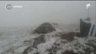 Ninsoare în luna iunie! La Vârful Omu este zăpadă, iar temperatura a scăzut la -2 grade