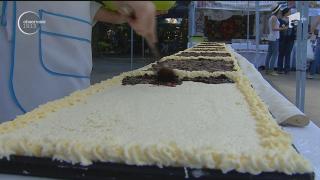 Cea mai lungă prăjitură cu brânză şi dulceaţă de cireşe a fost făcută sâmbătă, la Bucureşti