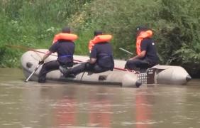 Doi tineri au fost înghiţiţi de apele Oltului şi sunt căutaţi de mai bine de 24 de ore