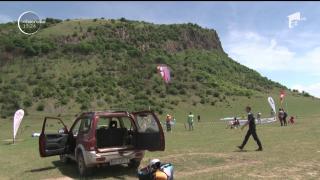 Adrenalină maximă! Festivalul "Îngerii prieteniei" a adunat sute de pasionaţi de parapantă, unii fiind chiar la primul zbor
