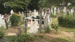 Scandal în cimitir, într-un sat din Gorj: "Ce să fac, să îi tai picioarele mortului?!"