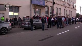 Cozi infernale la paşapoarte! Sute de oameni din marile oraşe au stat la rând pentru a primi doar un bon de ordine, nu şi actele