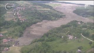 Alunecările de teren din Vâlcea sunt de neoprit. Iar autorităţile nu ştiu nici la această oră cine va despăgubi familiile care şi-au pierdut casele