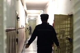 Situaţie incredibilă în arestul Poliţiei Capitalei! Mai mulţi reţinuţi, printre care şi o femeie însărcinată, sunt suspecţi de TBC (VIDEO)