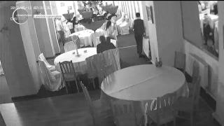 Scandal la un botez din Brăila! Patronul unui restaurant s-a luat la ceartă cu clienţii săi, revoltaţi că le-a întrerupt petrecerea