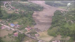 Dezastrul de la Alunu ia proporţii! Ultima casă aflată în calea haldei de steril a fost distrusă