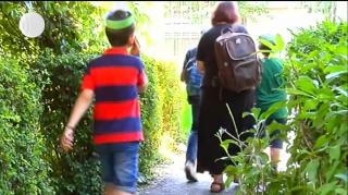 SPAIMA ŞCOLII! Profesoara de engleză le-a spus elevilor de ciclu primar că e Regina Egiptului şi are în geantă un cuţit