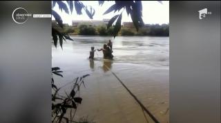 Salvare dramatică din râul Mureş! O copilă de 11 ani din Arad a fost prinsă în ultima clipă, de mână, de un poliţist!