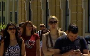 Este oficial! Cei care călătoresc în UE nu mai plătesc suplimentar la factura de telefon. Ce modificări sunt anunţate (VIDEO)