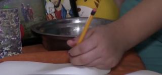 Caz tulburător într-un centru de copii din Vâlcea. Un băiat de 13 ani a fost lovit cu mătura de o supraveghetoare (VIDEO)