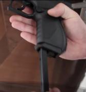 Un buzoian ar fi folosit pistolul cu bile ca să se apere de nişte scandalagii. Unul dintre agresori a ajuns la spital