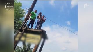 O elevă de 12 ani a ajuns la spital cu fractură la baza coloanei vertebrale, după ce a căzut dintr-o tiroliană