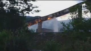 Flăcări uriaşe la o fabrica de ciment din Neamţ. Incendiul violent s-a extins rapid şi la un turn al clădirii (VIDEO)