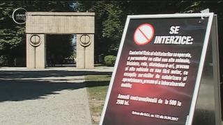 Panourile de avertizare din parcul Brâncuşi sunt PLINE de GREŞELI GRAMATICALE. Copiii  le transmit autorităţilor să mai treacă pe la şcoală