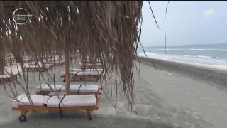 Înghesuială la mall şi la Delfinariul din Constanţa. Vremea urâtă le-a stricat planurile turiştilor de pe litoral