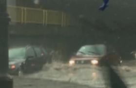 Fenomene meteo EXTREME în România. Temperaturile au scăzut cu aproape 20 de grade în două zile. A fost emis un cod galben de ploi şi vijelii