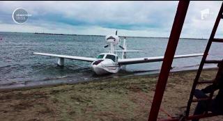 Ultima fiţă pe litoral. Un avion a aterizat pe plaja din Mamaia, pentru ca pilotul să... cumpere un ştrudel