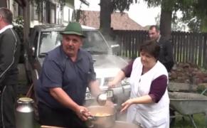 Mămăliga cu brânză, micul dejun preferat al ciobanilor din Harghita. Sute de oameni au gustat bucate pregătite ca la stână