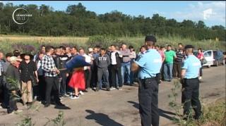 Protest pe drumul spre Huşi! Zeci de localnicii cer măsuri urgente din cauza gropilor din şosea, cel puţin una pe metrul pătrat!