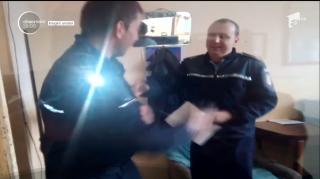 Imagini incredibile în sediul Poliţiei Lupeni! Un agent a capturat un porumbel şi își sperie colegii cu el (VIDEO)