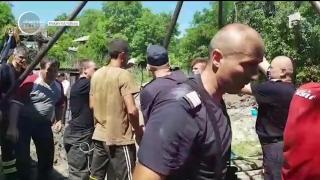Intervenţie dificilă pentru salvarea unui tânăr din Vâlcea! A fost îngropat de un mal de pământ, în timp ce săpa o fântână