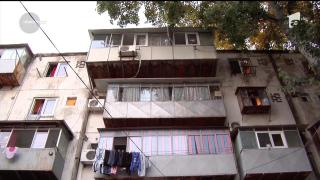 Clipe de panică într-un bloc din Bucureşti! O garsonieră a luat foc, cu proprietarii înăuntru