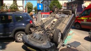 Accident spectaculos la Pitești! Un şofer s-a răsturnat cu maşina, după ce a fost izbit de un începător
