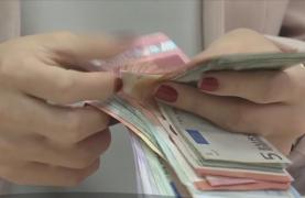 Criza politică se resimte în buzunare. Euro a atins cel mai mare nivel al ultimilor cinci ani