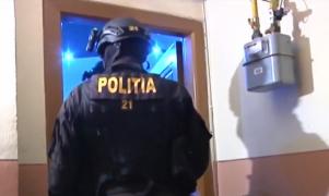 O bandă de hoţi de lux care ataca locuinţele oamenilor bogaţi a primit "vizita" poliţiştilor. Imagini spectaculoase de la raiduri
