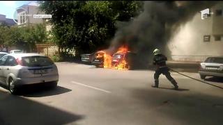 Incendiu de proporţii lângă Judecătoria din Vaslui! Trei maşini au luat foc, iar două dintre ele au fost distruse complet