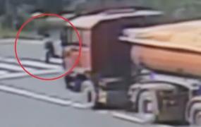 A fost zdrobită pe trecerea de pietoni, totul a fost filmat, dar şoferul vinovat nu ştie cum s-a întâmplat totul