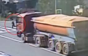 IMAGINI TERIFIANTE: o femeie e strivită de un camion, chiar pe trecerea de pietoni. Victima a fost târâtă 10 METRI