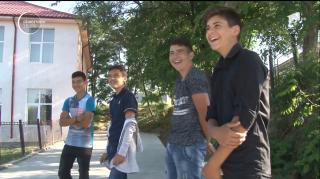 Sărăcie, lipsuri, entuziasm şi speranţe. La sate, evaluarea naţională pare ruptă dintr-un alt film