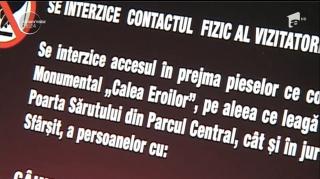 Greșeli gramaticale la Târgu Jiu! Textul de pe panoul care anunţă restricţii la operele lui Brâncuşi a fost modificat de trei ori (VIDEO)