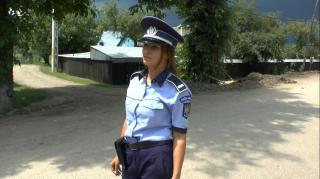 E matematiciană, dar a ales uniforma de poliţist! Ruxandra, o tânără din Neamţ, s-a întors în satul natal pentru a menţine ordinea