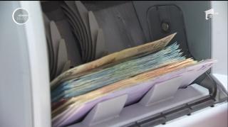 Cursul valutar începe să revină la normal, după criza politică din România. Euro a scăzut la 4.59 lei (VIDEO)