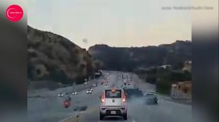 Road rage nebun pe autostradă! Cum a reuşit un motociclist să provoace, cu UN ŞUT, un accident în lanţ