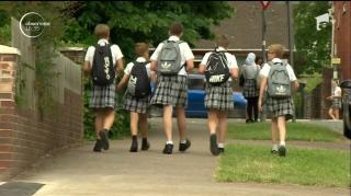 PROTEST INEDIT la o şcoală din Marea Britanie! Pentru că regulamentele le interzic să vină la şcoală în pantaloni scurţi, BĂIEŢII S-AU ÎMBRĂCAT ÎN FUSTE