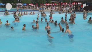 32 de grade, la umbră! Canicula a umplut ștrandurile din Capitală și nu numai