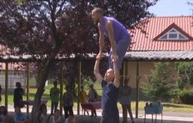 11 artişti stradali din Finlanda, circ gratuit, din dragoste pentru copii din România!